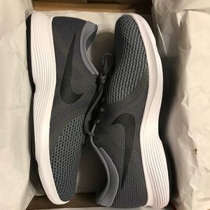 BRAND NEW Nike Revolution 4 4E